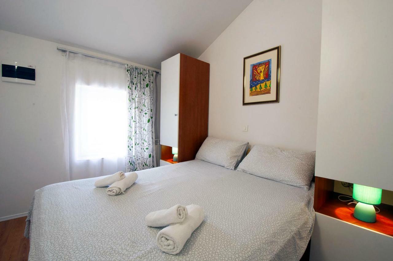 Apartment Dva Oriha Funtana Exterior foto