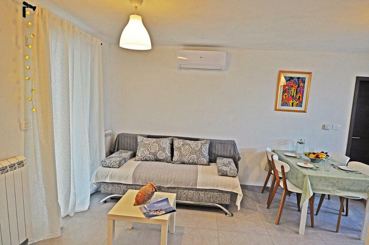 Apartment Dva Oriha Funtana Exterior foto