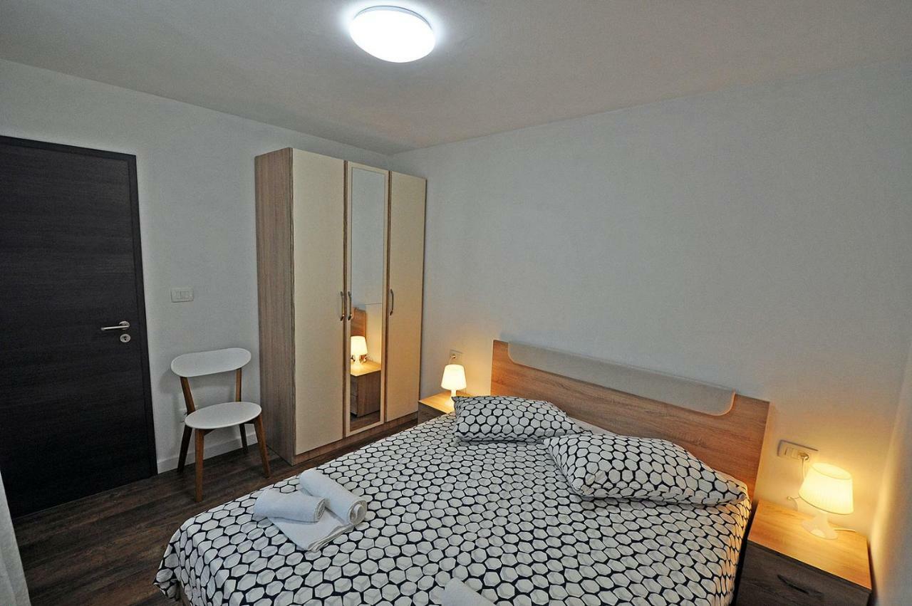 Apartment Dva Oriha Funtana Exterior foto